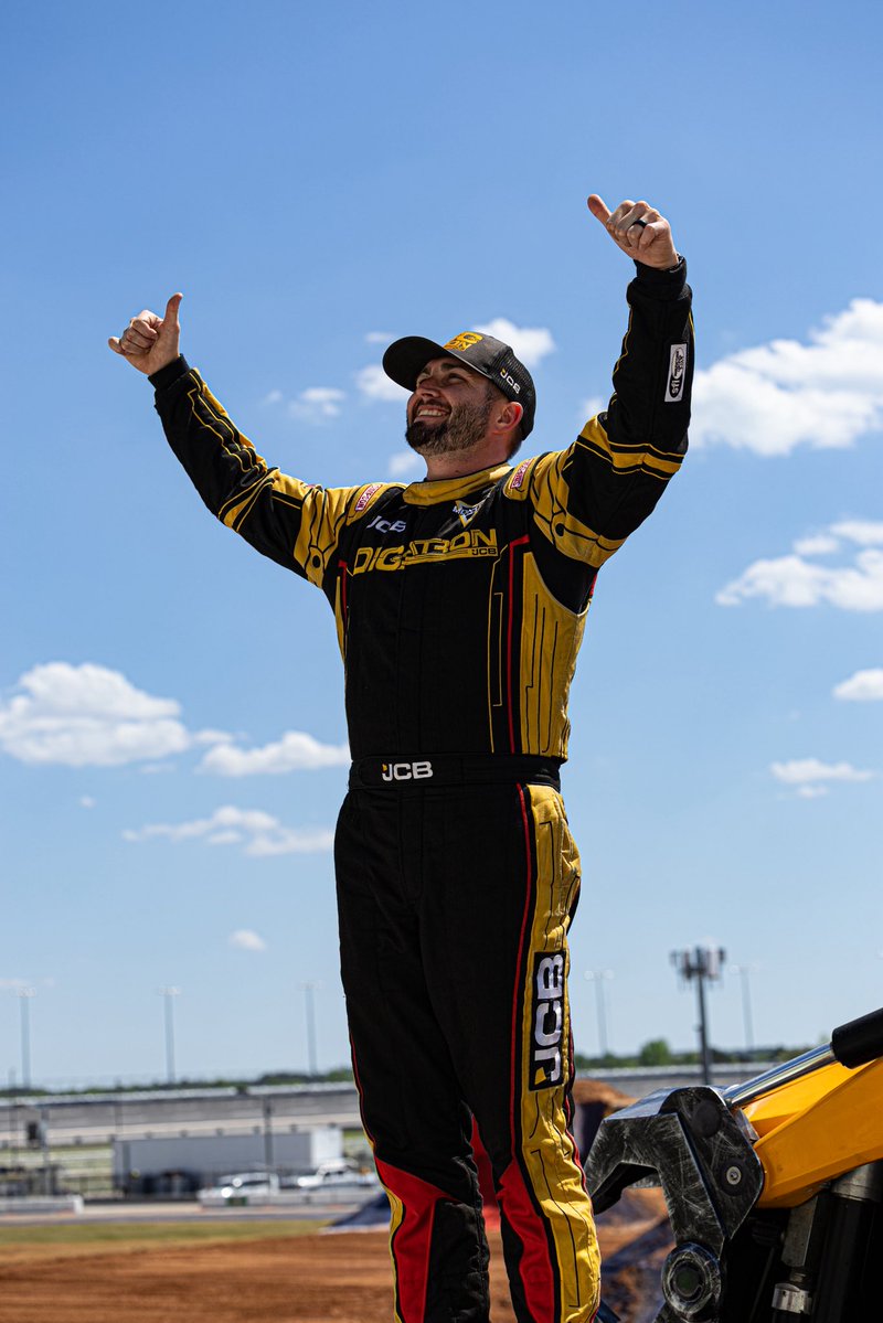 MonsterJam's tweet image. He sweeps the the day and wins all competitions and Tristan England is the @BKTtires Overall event champion 🚜🏆

#MonsterJam #MonsterTrucks #Atlanta