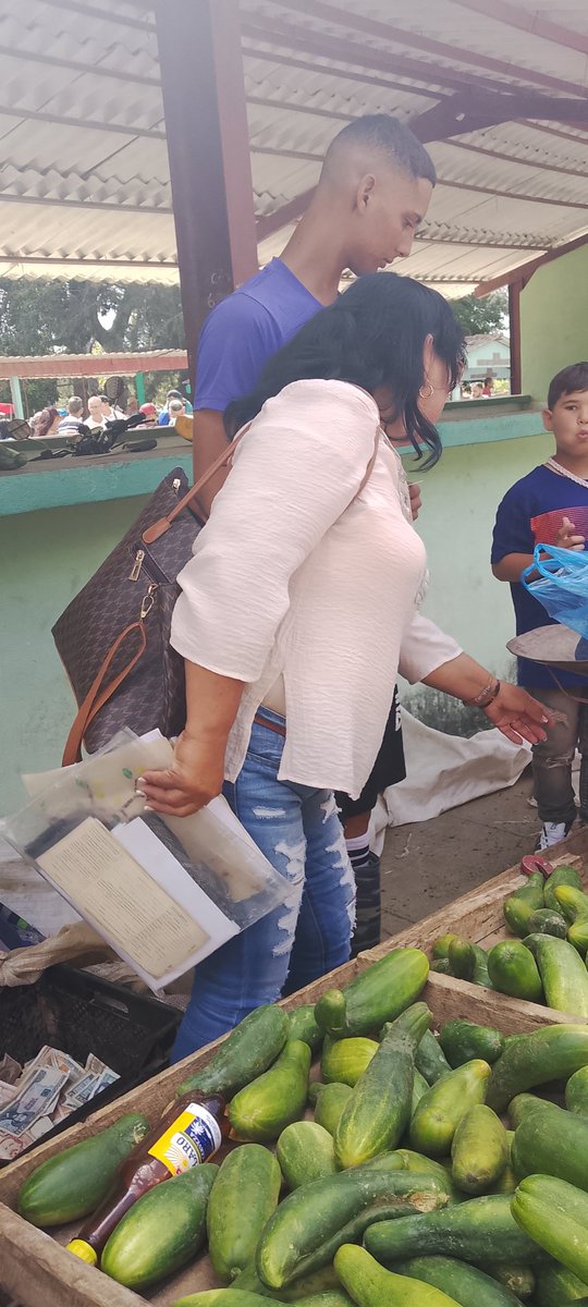 👉Enfrentar las ilegalidades es la tarea de nuestro equipo de inspectores de 👉Dirección Provincial de Comercio, en la Feria Dominical .
#SanctiSpíritusEnMarcha 
#ComercioDelPueblo
<a href="/AlexisLorente74/">Alexis Lorente Jiménez</a> <a href="/DeivyPrezMartn1/">Deivy Pérez Martín</a> <a href="/MincinCuba/">Comercio Cuba</a>