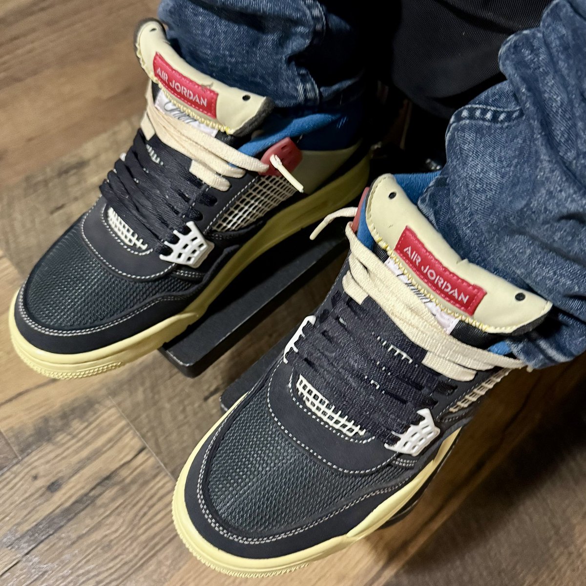 j_mobile's tweet image. 4/12, 3 days away from 40. Today I’m rocking one of my favorite Unions, the Off-Noir 4s. Things are amazing to me, &amp;amp; them with the split sail &amp;amp; black laces from the 1s just takes them over the top IMO. #kotd #wdywt #yoursneakersaredope