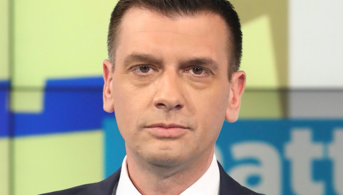 Lo slave del giornalismo piddino.
Manca che si sdrai e lecchi i tacchi della barra.
#4disera #piersilvio #merdaset