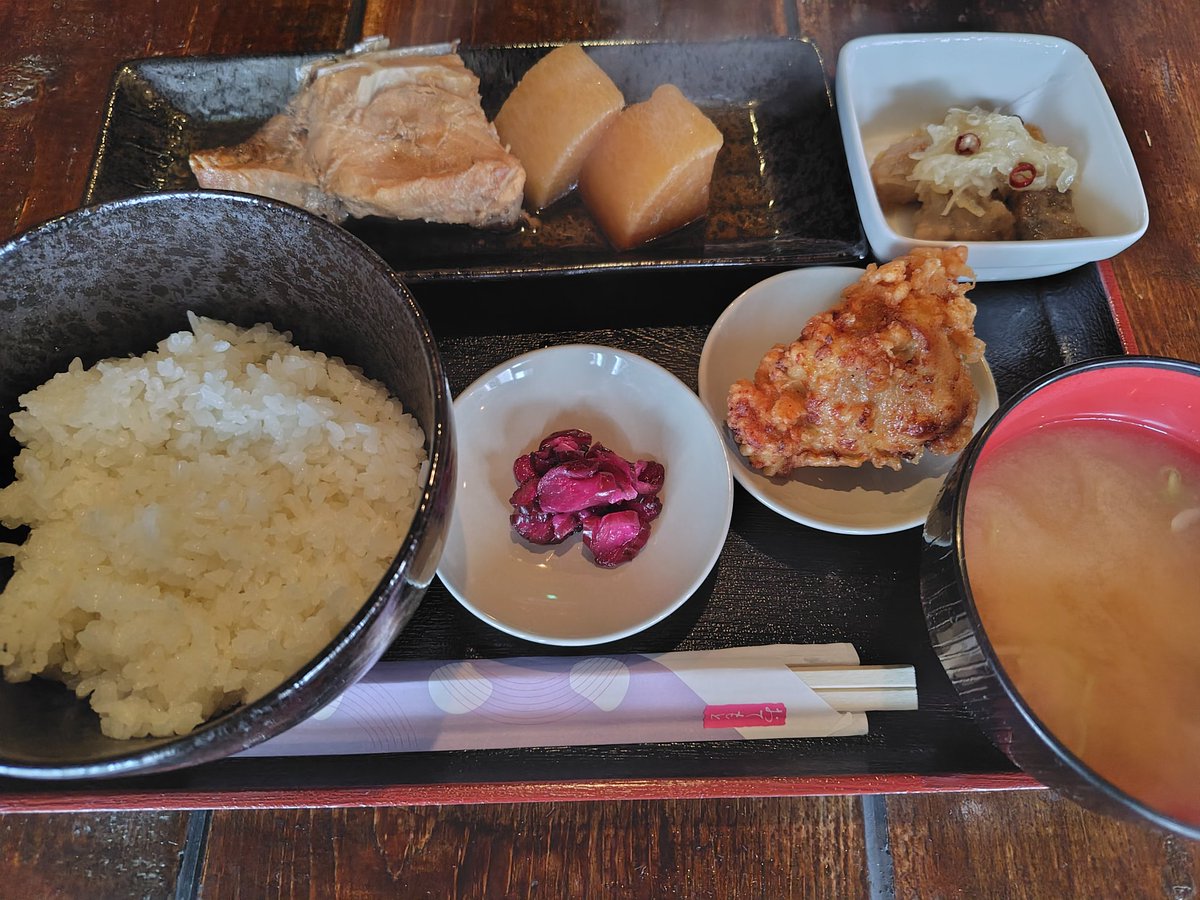 4/13 おはようございます。本日のランチの日替わりは本マグロカマ煮付けに唐揚げ１個付きです。他に焼き鯖、生姜焼き、唐揚げ定食もございます。本日もよろしくお願い致します。
#水戸グルメ
#水戸居酒屋
#子連れok
#喫煙可能店
#水戸ランチ
#天ぷら
#お刺身
#飲み放題
#お通しなし