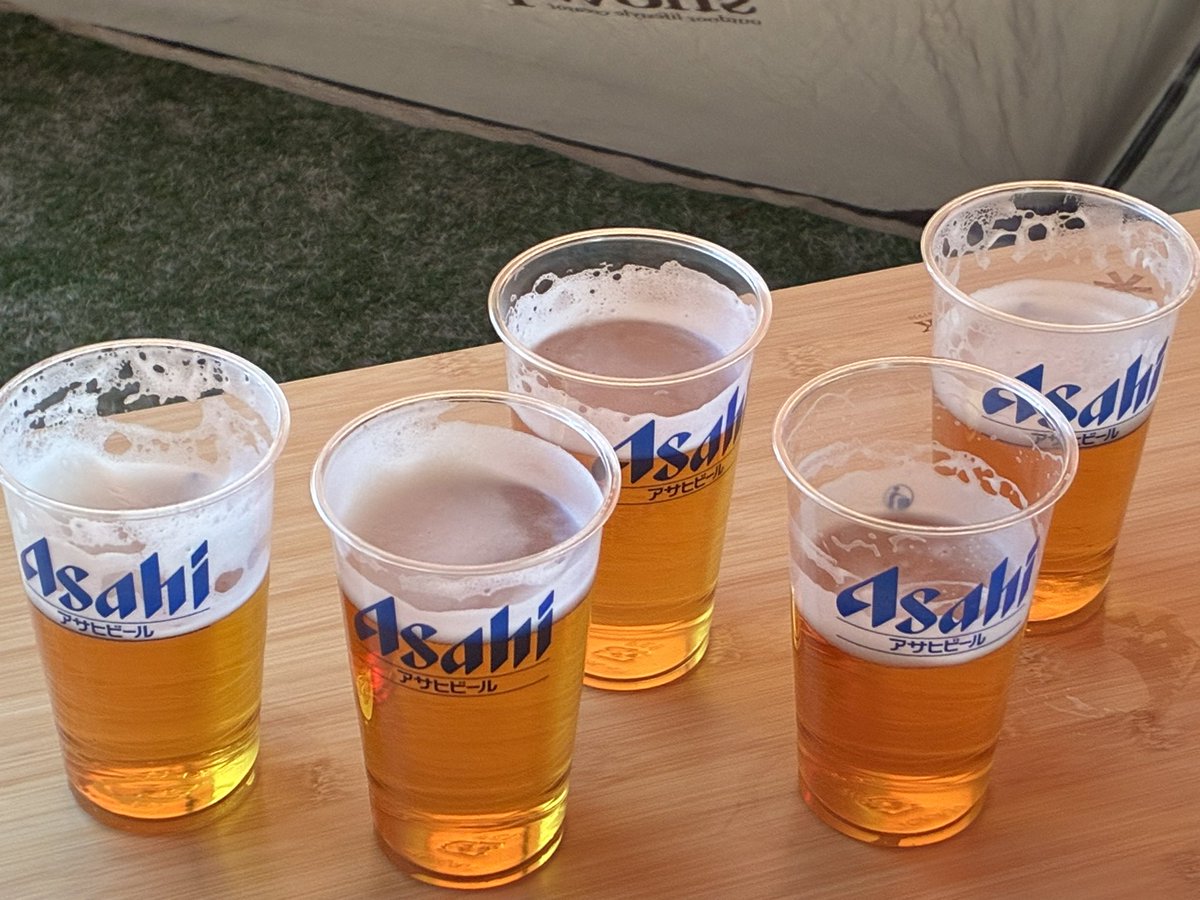 YopeyWorld's tweet photo. 久しぶりのキャンプ。
ビール2杯頼んだはずが、泡が上手にできなかった失敗作もいただけ、5杯に。
直火の鶏肉。燻製感が凄かったが美味しかった。 https://t.co/vWoe6nXG5n