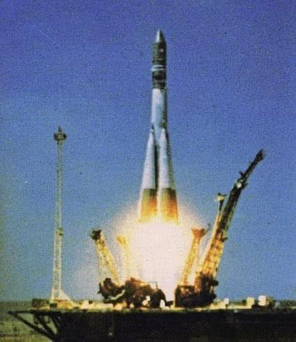 anajuliabanlei's tweet photo. Hace 65 años, el 12 de abril de 1961, Yuri Alexéievich Gagarin se convirtió en el primer ser humano en viajar al espacio y alcanzar la órbita terrestre. A bordo de la nave Vostok 1, lanzada por un cohete Vostok-K 8K72K desde Baikonur, completó una vuelta alrededor de la Tierra en 106 minutos.