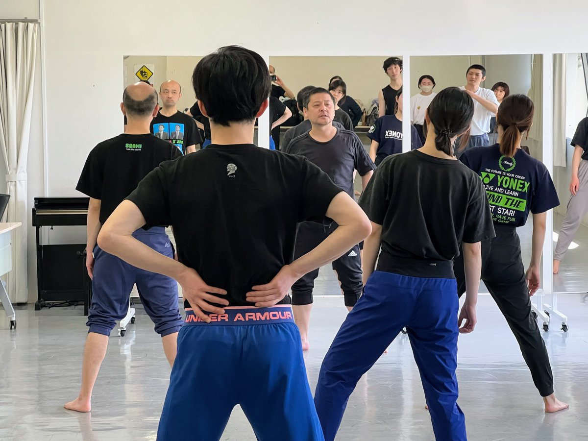 鏡を見ながら身体の動かし方をチェックしていきます。
的確に緊張の点を打って、呼吸で繋ぎ、認識を外に広げれば、感覚は無限に広がっていく。
そうすれば、青空だってつかむことができます。

#俳優ワークショップ　#演技レッスン　#演技ワークショップ