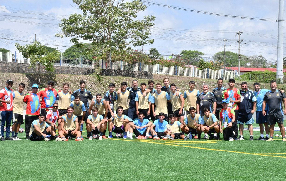 Argentina's tweet image. #JuegosSuramericanos 🏆 Tres Selecciones, una misma ilusión.

Las Selecciones #Sub17 de #Futsal, #FutsalFemenino y #Fútbol debutan mañana en los Juegos de #Odesur, #Panamá2026.

📰 bit.ly/3QycIJ8

¡Vamos #Argentina! #EquipoARG 🇦🇷