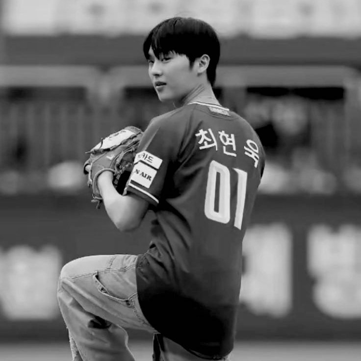 pixiehooonie's tweet image. — #shse au wherein sieun, a silent boy who sketches a lot, has a huge crush on the school’s baseball team captain. little did he know that suho was also curious about the boy with pretty eyes.