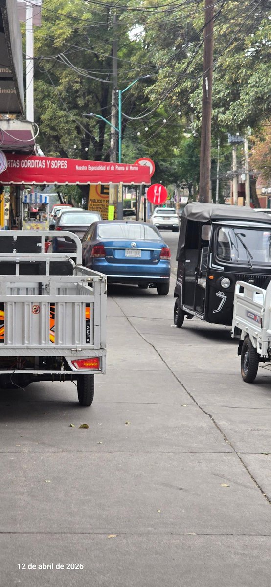 mastachin's tweet photo. @LaSEMOVI @OVIALCDMX @UCS_GCDMX Auto estacionado sobre la banqueta, el transeúnte se tiene que bajar a la calle, esto sobre Lorenzo Boturini entre Francisco Javier Clavijero y Topacio y Xocongo, todos los días se estaciona sobre la carretera. https://t.co/gi6HawMCGS