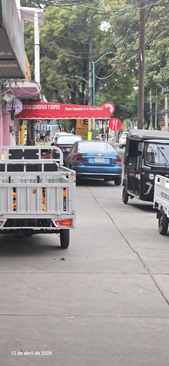 mastachin's tweet photo. @LaSEMOVI @OVIALCDMX @UCS_GCDMX Auto estacionado sobre la banqueta, el transeúnte se tiene que bajar a la calle, esto sobre Lorenzo Boturini entre Francisco Javier Clavijero y Topacio y Xocongo, todos los días se estaciona sobre la carretera. https://t.co/gi6HawMCGS
