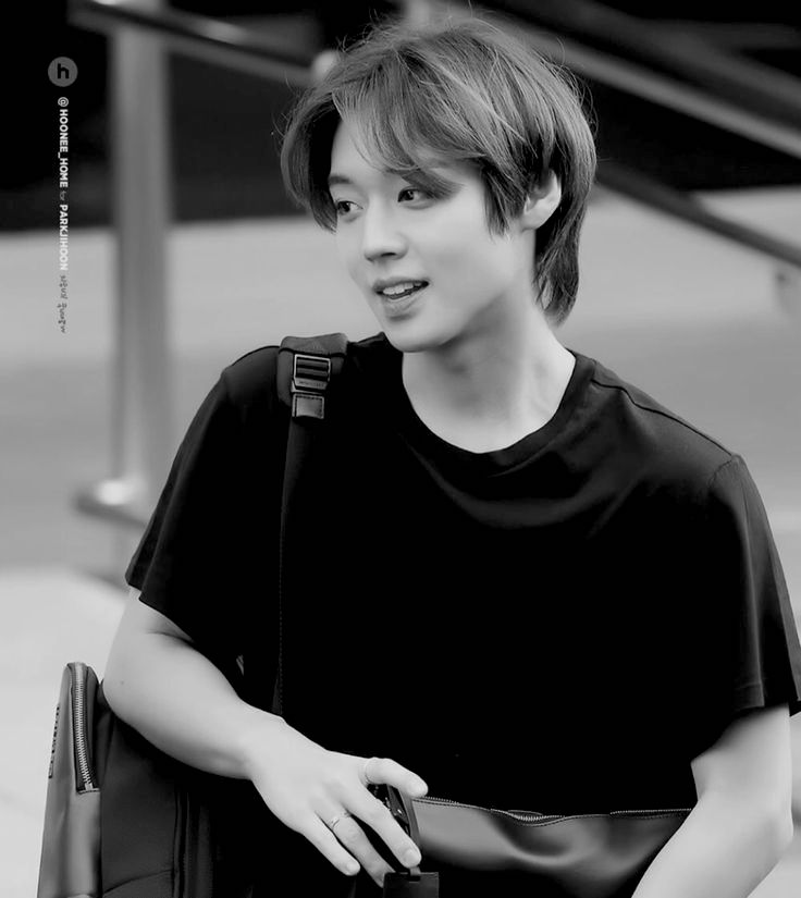 pixiehooonie's tweet image. — #shse au wherein sieun, a silent boy who sketches a lot, has a huge crush on the school’s baseball team captain. little did he know that suho was also curious about the boy with pretty eyes.