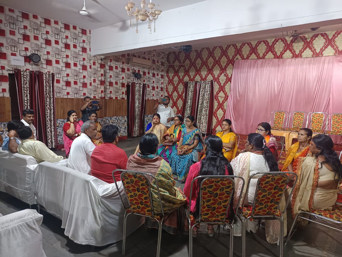 RUPESHKUMARBJP's tweet photo. नारी शक्ति वंदन अधिनियम आगामी कार्यक्रम हेतु भाजपा धनबाद महानगर की महिला टोली के साथ बैठक 

#NariShaktiVandan #rupeshsinha #rupeshsinhabjp #RupeshKumar #rupeshkumarbjp 

@BJP4India @BJP4Jharkhand @PMOIndia
@AdityaPdSahu @yourBabulal @bjpkarmveer https://t.co/3kRdYtY6nu