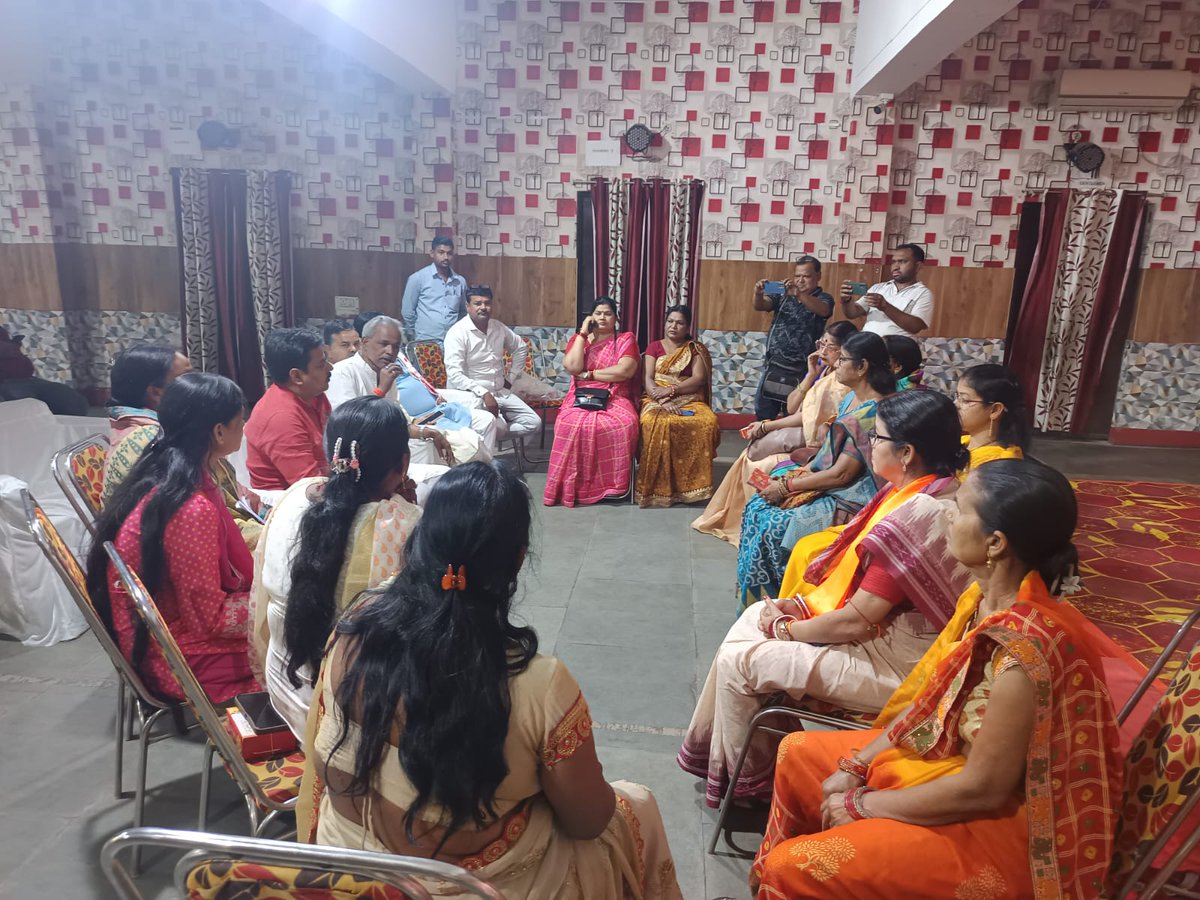 RUPESHKUMARBJP's tweet photo. नारी शक्ति वंदन अधिनियम आगामी कार्यक्रम हेतु भाजपा धनबाद महानगर की महिला टोली के साथ बैठक 

#NariShaktiVandan #rupeshsinha #rupeshsinhabjp #RupeshKumar #rupeshkumarbjp 

@BJP4India @BJP4Jharkhand @PMOIndia
@AdityaPdSahu @yourBabulal @bjpkarmveer https://t.co/3kRdYtY6nu