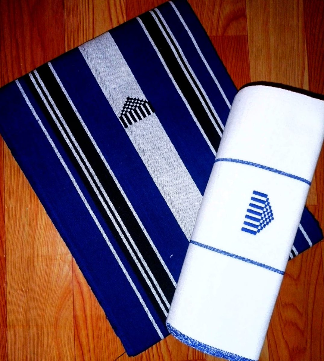 Consommons_Burk's tweet photo. Fasodanfani , #pagnetissé , Sobriété. Puissance. Distinction.
Votre élégance mérite mieux qu’un simple tissu.
#Wathsapp :00226 78 23 34 85
#PagneTraditionnel #pagnetissé #BurkinaFaso #tissuafricain #StyleAfricain #traditional #style #art #artisanat #BurkinaFaso https://t.co/hmh7XMGAqp