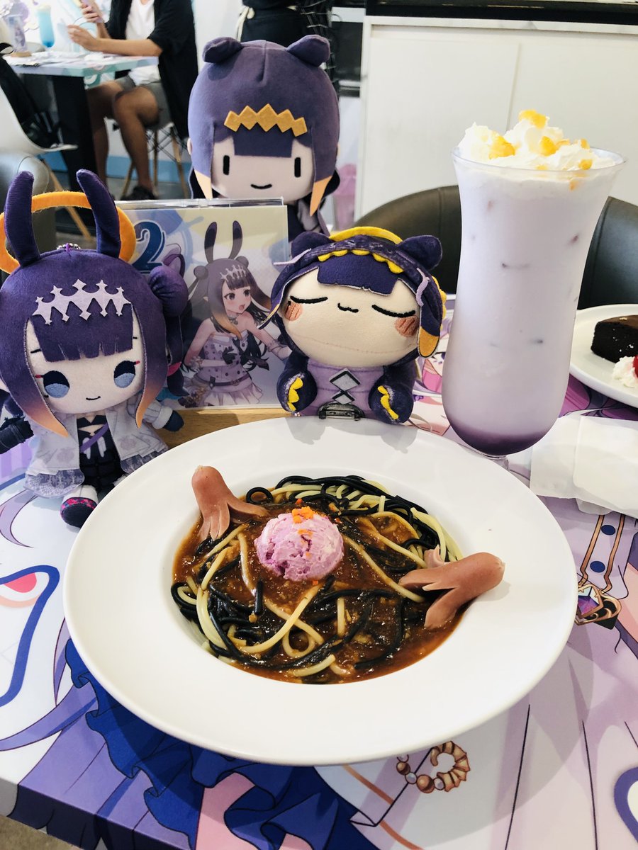 chuemi_treeeeee's tweet photo. WAH! Spaghetti time!

Went to the Taipei collab cafe, long flaps priestess in sailor suit is super adorable.

The drink was yummy yam-flavor milk, and noodles… well, tako-like sausages cute.

Got lots of Ina merch, more to my tako collection!🐙

#DiveIntohololive #TAKOTIME https://t.co/KVSrVxj0Bu
