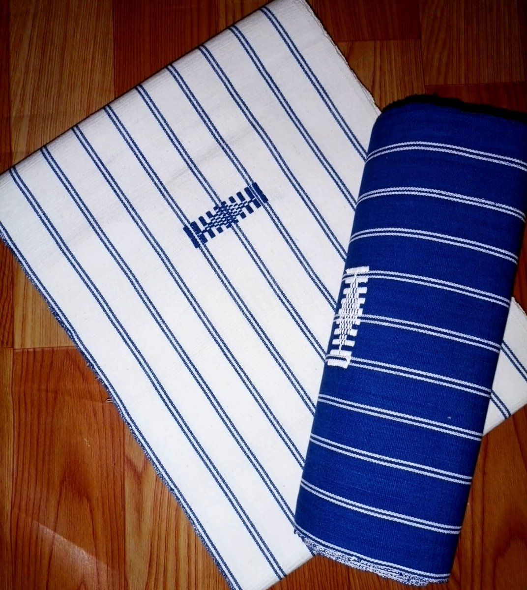 Consommons_Burk's tweet photo. Fasodanfani , #pagnetissé , Sobriété. Puissance. Distinction.
Votre élégance mérite mieux qu’un simple tissu.
#Wathsapp :00226 78 23 34 85
#PagneTraditionnel #pagnetissé #BurkinaFaso #tissuafricain #StyleAfricain #traditional #style #art #artisanat #BurkinaFaso https://t.co/5fHE9wYqXr
