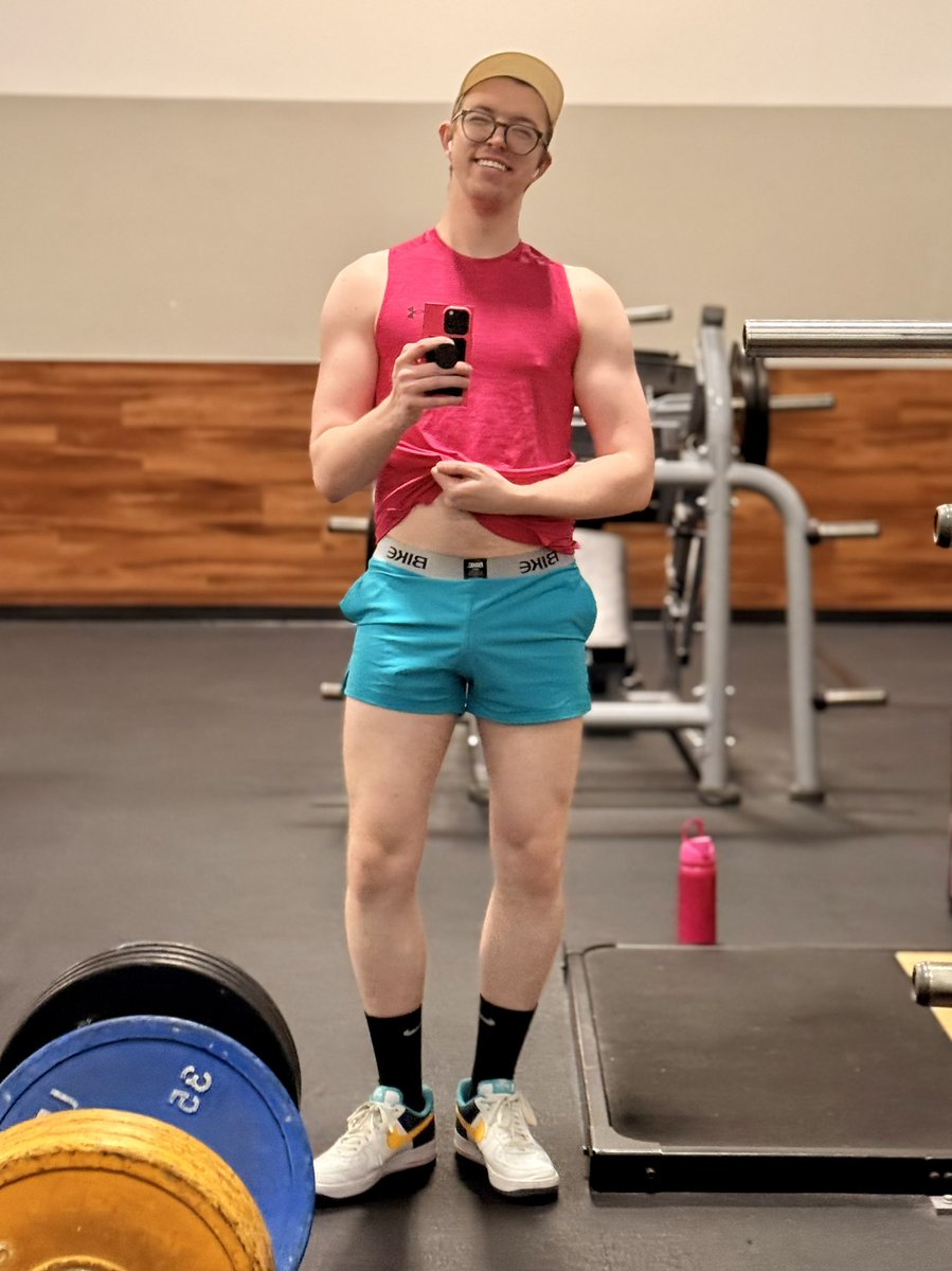 LinkinKade's tweet photo. Bright colors keep a himbo feeling pretty. https://t.co/8nd9KWz3MS