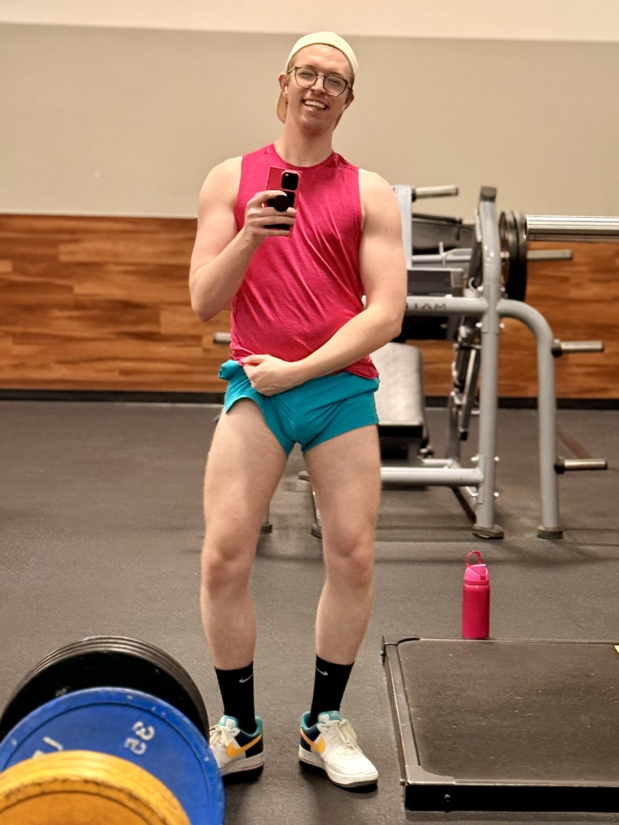 LinkinKade's tweet photo. Bright colors keep a himbo feeling pretty. https://t.co/8nd9KWz3MS