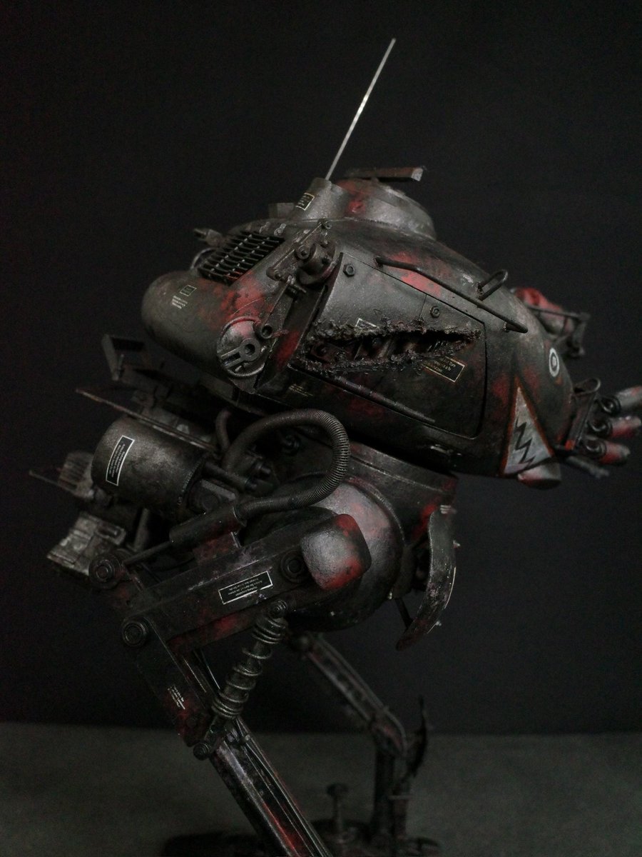 後方からレーザーガンによる攻撃の痕。