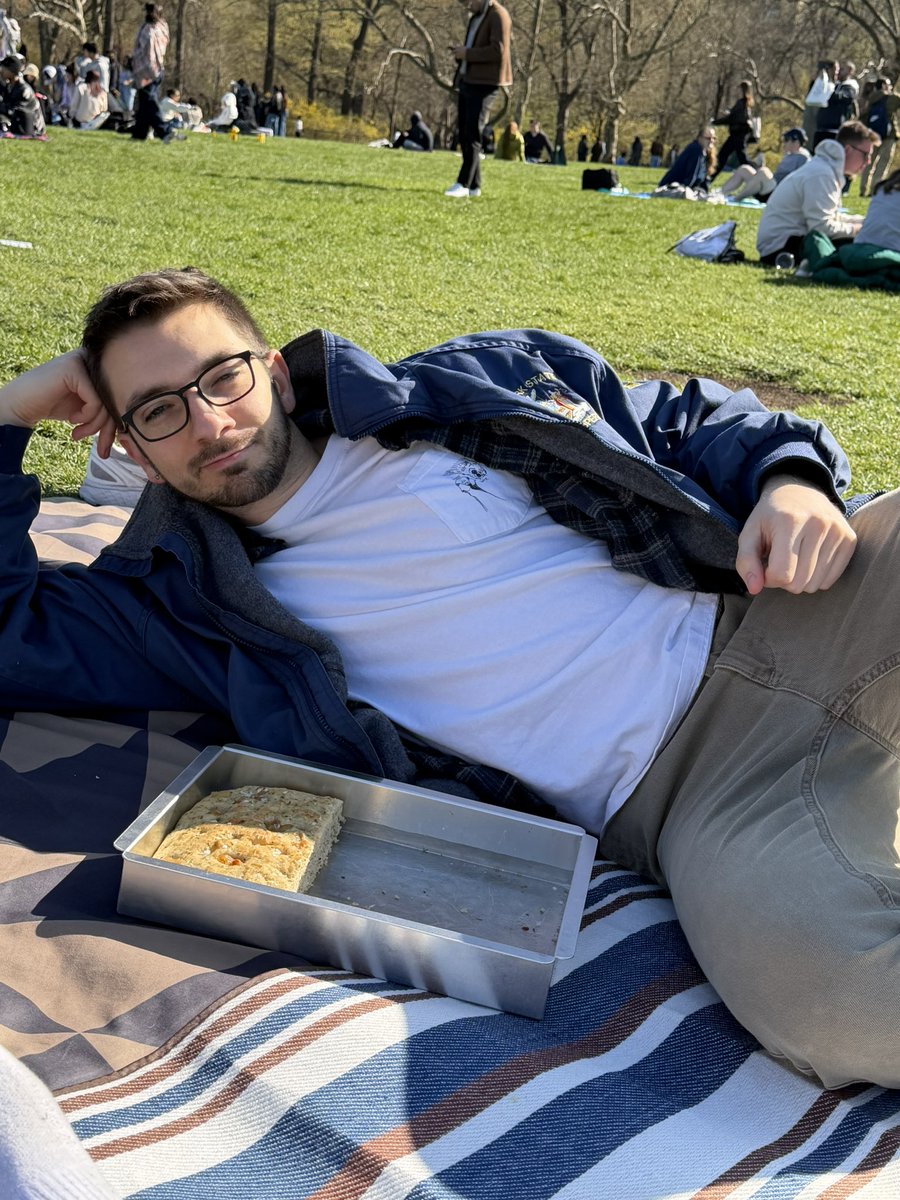 MrJoePiro's tweet photo. gay guy focaccia in the park https://t.co/DO48bJRBhP