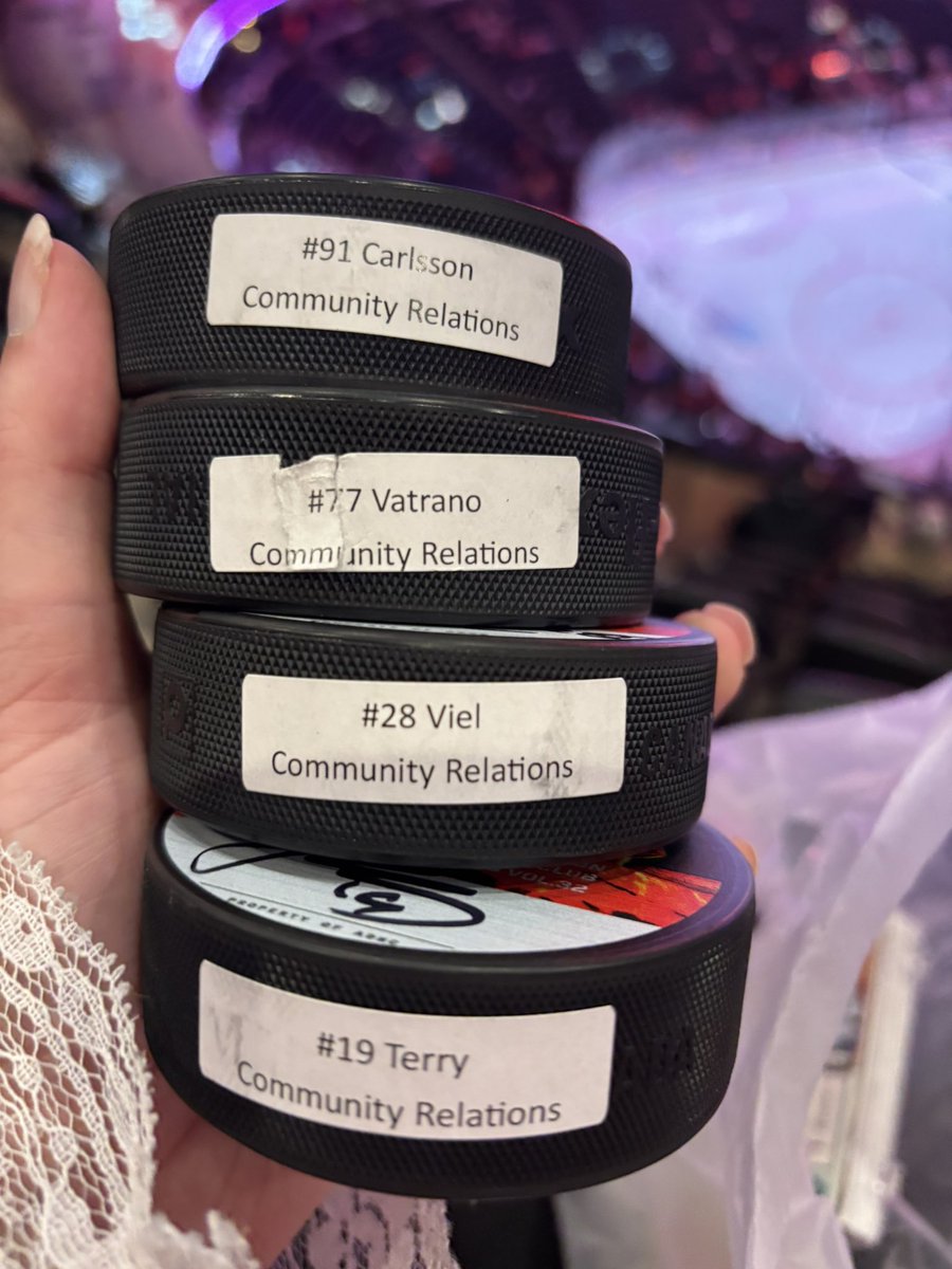 💛💙pnoɹԀ ɹǝlʎq puɐ ɐuǝlqoq ɹǝddᴉɥs 🤍🖤💛 tweet media