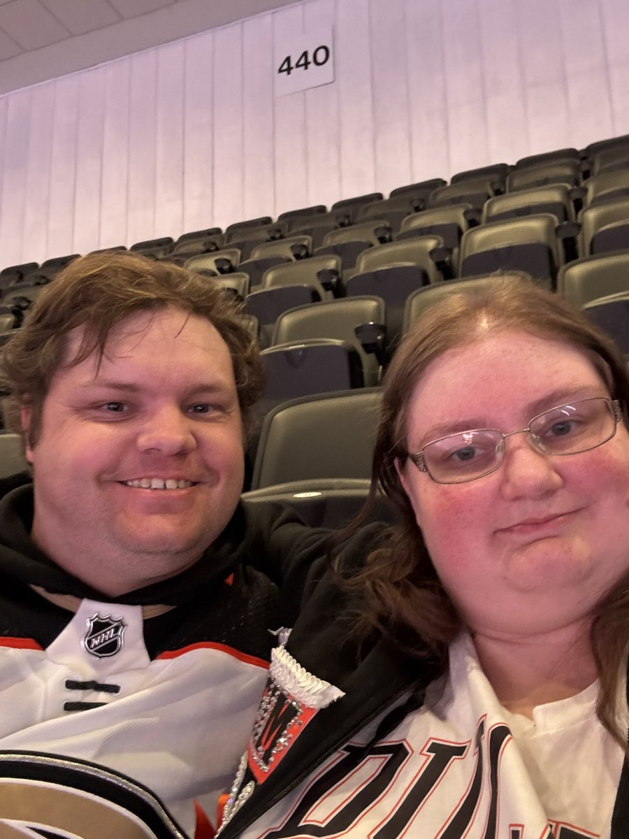 💛💙pnoɹԀ ɹǝlʎq puɐ ɐuǝlqoq ɹǝddᴉɥs 🤍🖤💛 tweet media