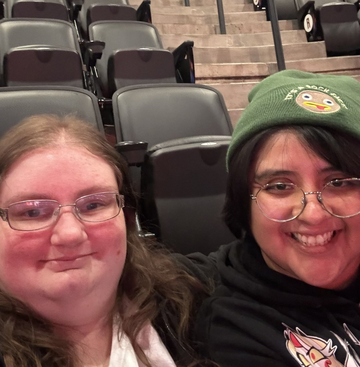 💛💙pnoɹԀ ɹǝlʎq puɐ ɐuǝlqoq ɹǝddᴉɥs 🤍🖤💛 tweet media