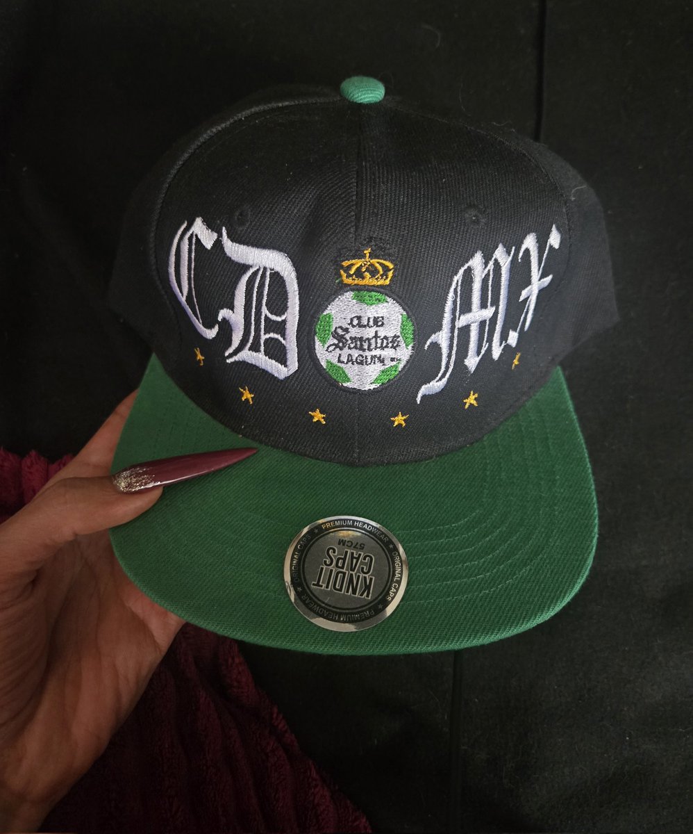 DramaQueenRemix's tweet photo. Gracias al #Yair por la organización del viaje y las atenciones, siempre me lanzó nomas con la #Faby @fab_1891 y por primera vez nos fuimos con el grupo! Miren que bonito presente, esta bien bella mi gorra! 🖤 https://t.co/C9gZHsI4eA