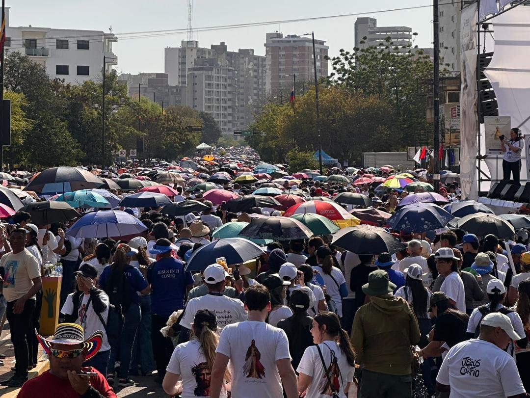 QPEV_'s tweet image. #PulsoRegional Miles de personas caminaron junto a la imagen de Jesús de la Divina Misericordia en #Maracaibo. Las reliquias de Santa Faustina y San Francisco de Asís acompañaron a la feligresía en esta 29na edición de la Fiesta de la Misericordia.