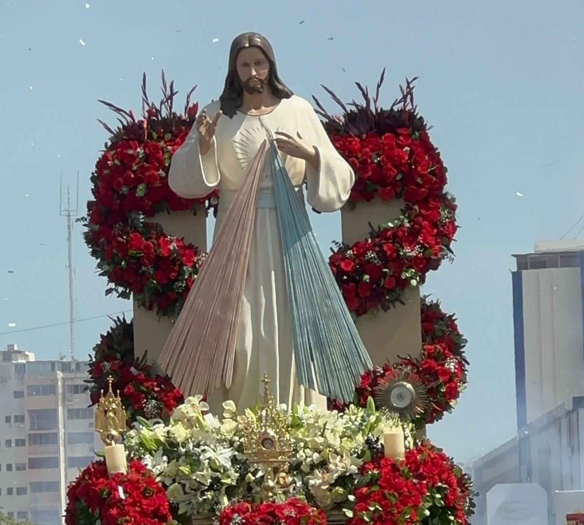 QPEV_'s tweet image. #PulsoRegional Miles de personas caminaron junto a la imagen de Jesús de la Divina Misericordia en #Maracaibo. Las reliquias de Santa Faustina y San Francisco de Asís acompañaron a la feligresía en esta 29na edición de la Fiesta de la Misericordia.