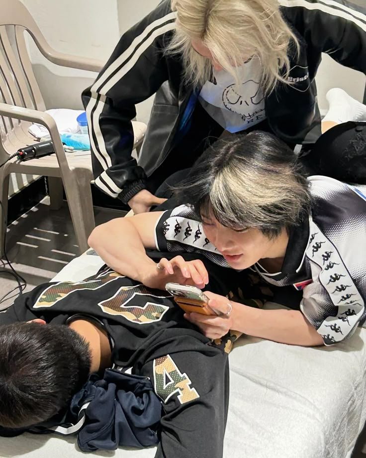 confettihyuni's tweet photo. stray kids as cards against humanity cards i carefully chose myself, a very self-indulgent thread 🧵 https://t.co/fi1lnpVdP7