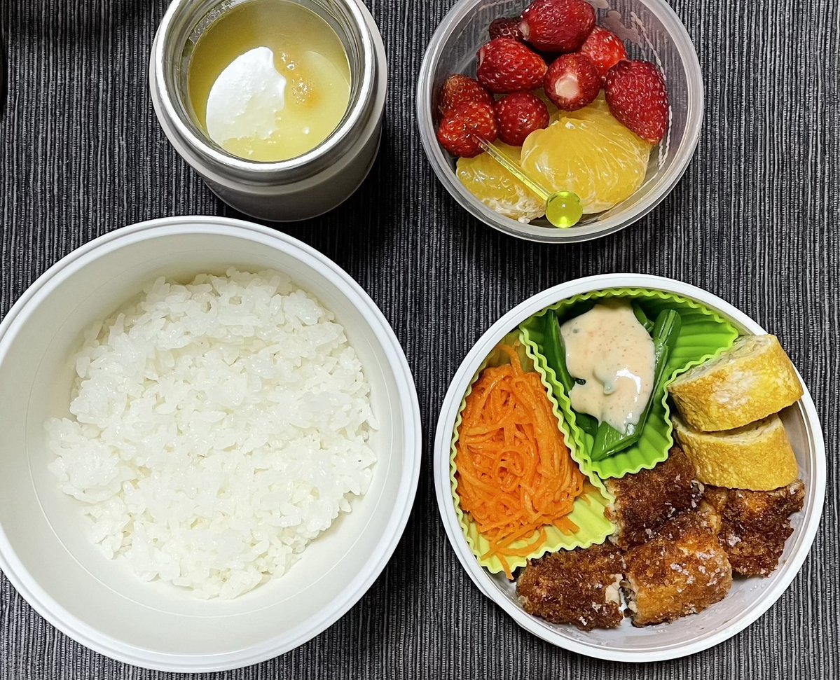 ああ月曜のお弁当　ささみカツ、卵焼き、スナップえんどうタラコマヨソース、にんじんラペ
コーンスープ、果物は🍊伊予柑と🍓あきひめ

床に落としたらゴンって言いそうな岩塊のようなみかんを頂きました。分厚い皮を剥いたら柔らかい実が…と思うだろ？…実も硬いんだぜ…(美味しいよ)