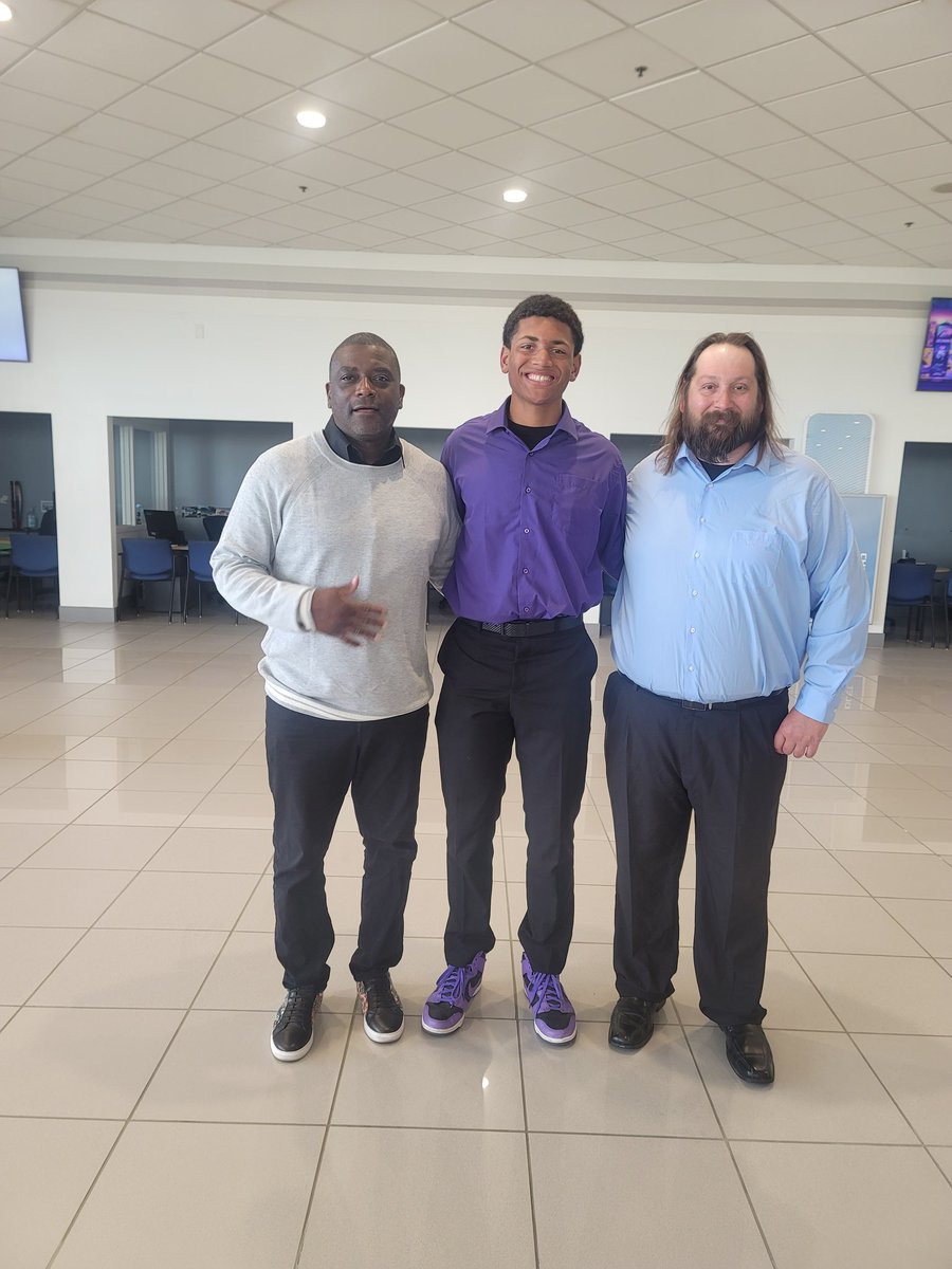 OEHawksFootball's tweet image. Thank you, @McCarthy_Auto, for all that you do for high school football in Kansas City. Congratulations, @Otto8Gavin, on being selected as one of 25 @The_GKCFCA scholar athlete scholarship recipients for your outstanding academics, athleticism, and leadership. #ALL