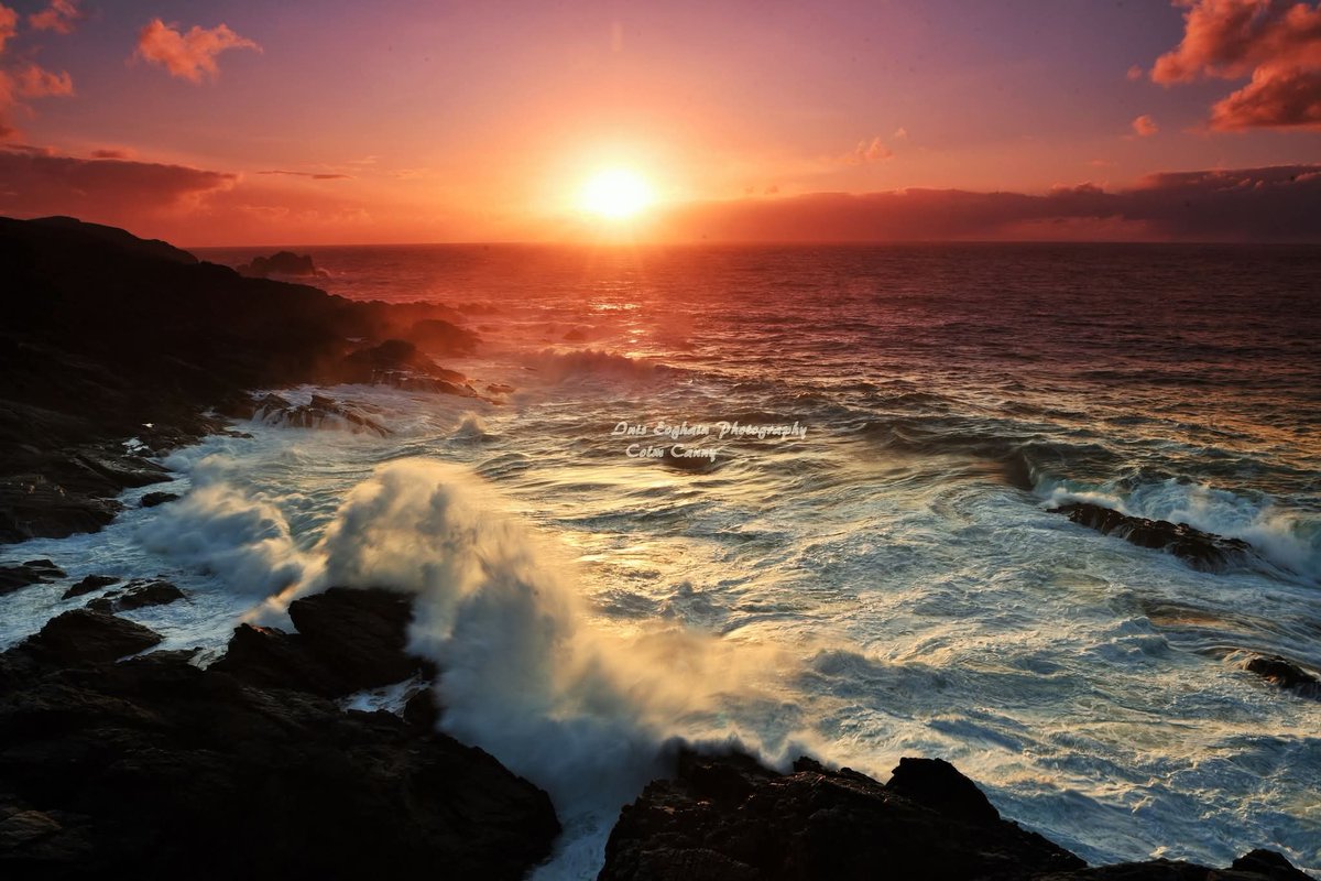 ThisIsIreland3's tweet image. Ireland's Most Northwestern Sunset Banba's Crown, Malin Head This Evening 🌊🌅💚💛

Goodnight from Ireland ☘️
Sleep well and peacefully 💚

📍Co. Donegal-Éire 🇮🇪

📸 Colm Canny

#GoodNight #Ireland #Peace #Malin  #Donegal #Sleep #Banbascrown #Sunset
