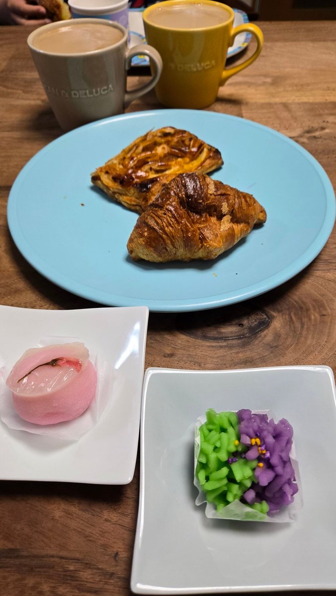 bkg20318's tweet image. おはようございます。4/13鹿児島市は雨🌂。
軽く腕立て伏せ＋肩のダンベル運動🤸し、朝飯は鹿児島市谷山「#アプリュス」のパン🥖、#薩摩蒸気屋 の桜と藤の和菓子🍡、#タンザニア 🇹🇿☕。和菓子は季節感あって良いですね♪
今日も1日坦々と🌋