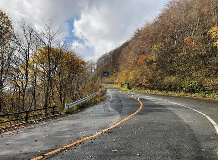 カーブした道路の傾き

カーブした道路、実は外側が少し高く傾いています。
これを「カント」と呼びます。

遠心力で車が外に飛び出さないよう、重力を利用して内側へ抑え込んでいるんです。

何気なく曲がれているのは。この数パーセントの傾きが計算されているおかげなんです。

#土木の教科書 #道路