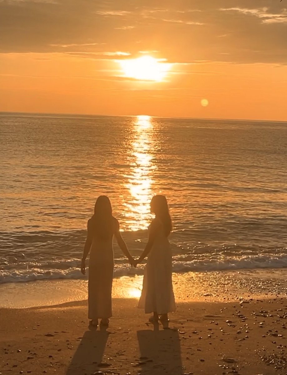 pill0wprncsss's tweet photo. just us and the sunset🫀 https://t.co/td6UTPVOkq