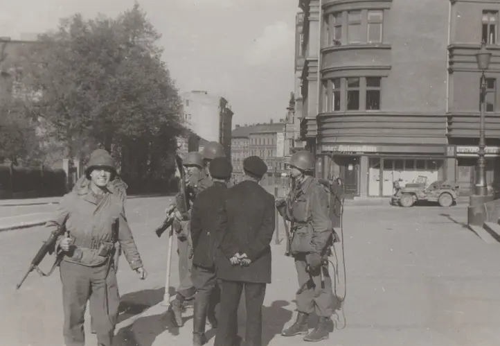 _Darthsoldier_'s tweet image. US soldiers during the 5 day battle for Cheb in Czechoslovakia
German major Geissler in command of local garrison refused to give up the city and fought for it tenaciously, luckily he was gunned down after running head first into a sherman on his motorcycle this resulted in...