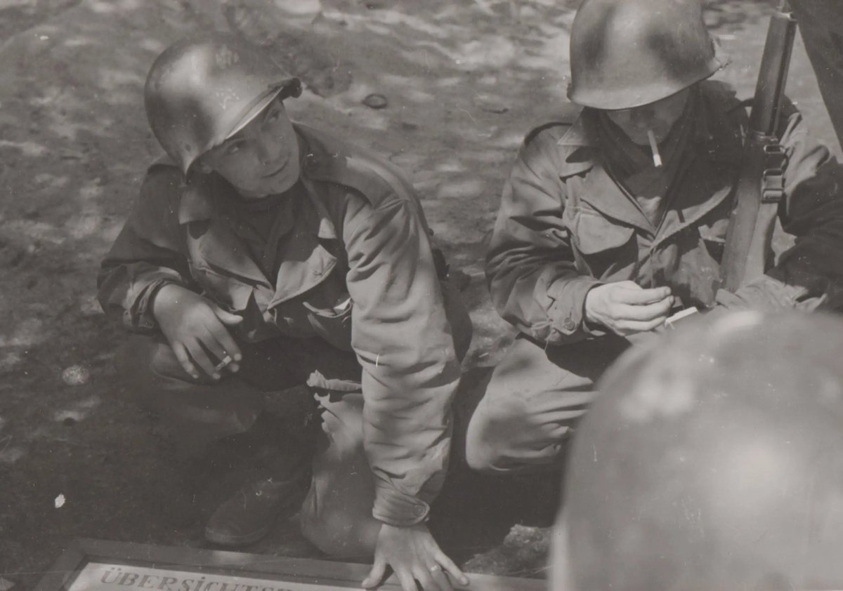 _Darthsoldier_'s tweet image. US soldiers during the 5 day battle for Cheb in Czechoslovakia
German major Geissler in command of local garrison refused to give up the city and fought for it tenaciously, luckily he was gunned down after running head first into a sherman on his motorcycle this resulted in...