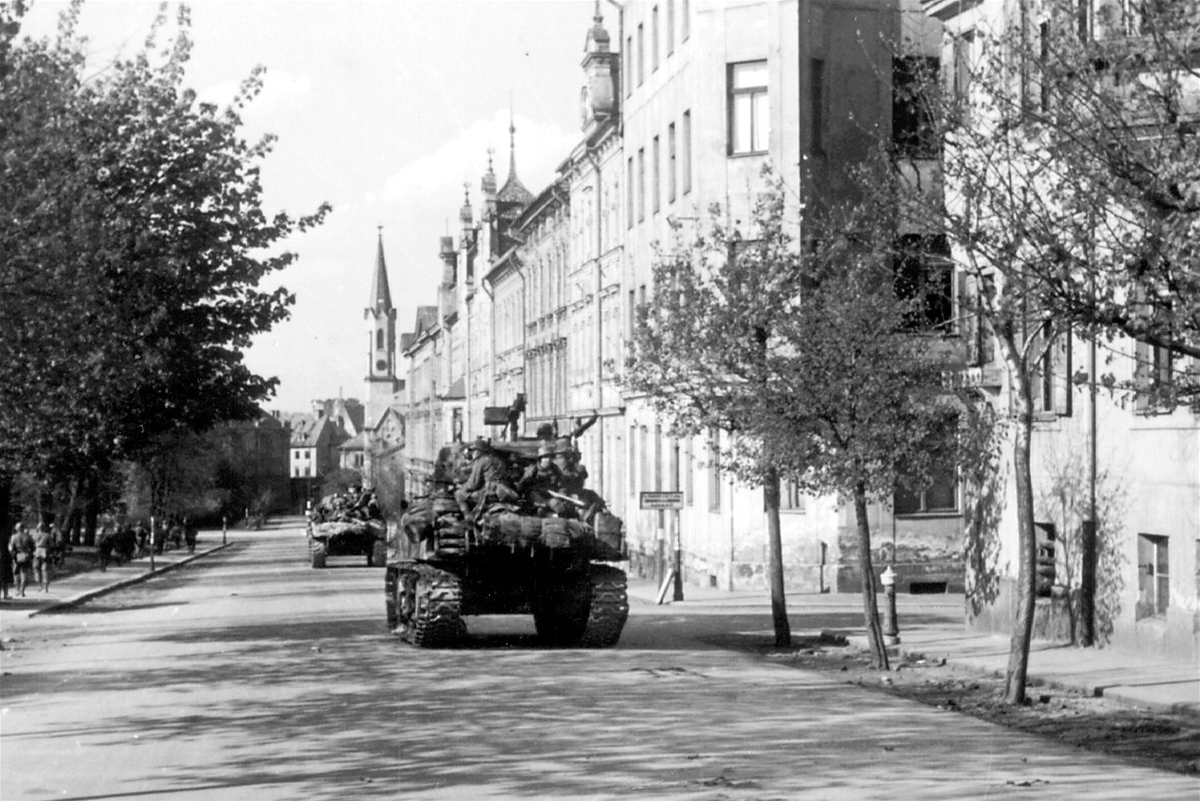 _Darthsoldier_'s tweet image. US soldiers during the 5 day battle for Cheb in Czechoslovakia
German major Geissler in command of local garrison refused to give up the city and fought for it tenaciously, luckily he was gunned down after running head first into a sherman on his motorcycle this resulted in...