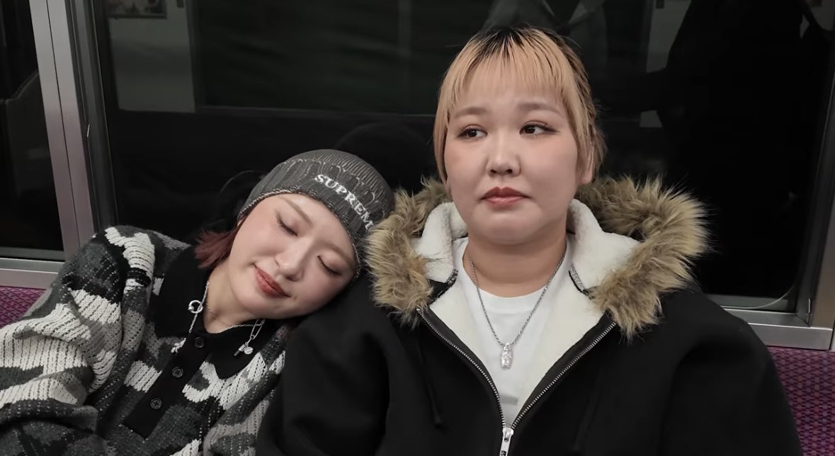 ___aiueo70's tweet image. 動画更新ありがとう✨
裏側見れるの嬉しい！
沢山の撮影、録音、REC、打合せ、本番お疲れ様でした🩷🩵
4/2は絶対忘れない日だし、この日を思い出してがんばるね！！
だーいすき！

#平成フラミンゴ　#selectrain
#平成フラミンゴにこ
#平成フラミンゴりほ
@___nicoichi___  @RinrinFlamingo