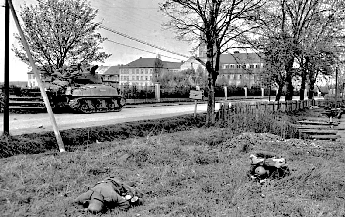 _Darthsoldier_'s tweet image. US soldiers during the 5 day battle for Cheb in Czechoslovakia
German major Geissler in command of local garrison refused to give up the city and fought for it tenaciously, luckily he was gunned down after running head first into a sherman on his motorcycle this resulted in...