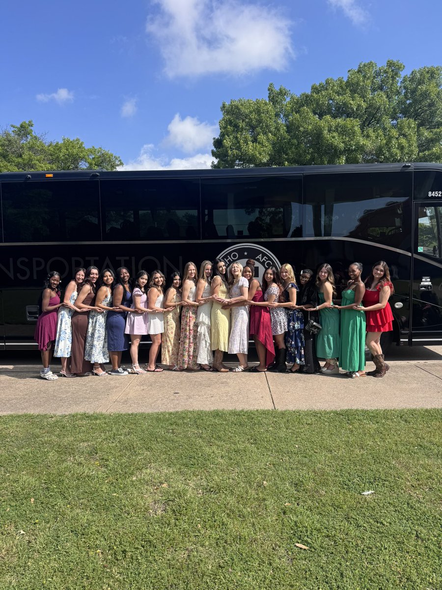 BerknerBandos's tweet photo. Berkner Bandoleras in Kilgore this week to see the @KCRangerettes ❤️ https://t.co/LssQegKJmo