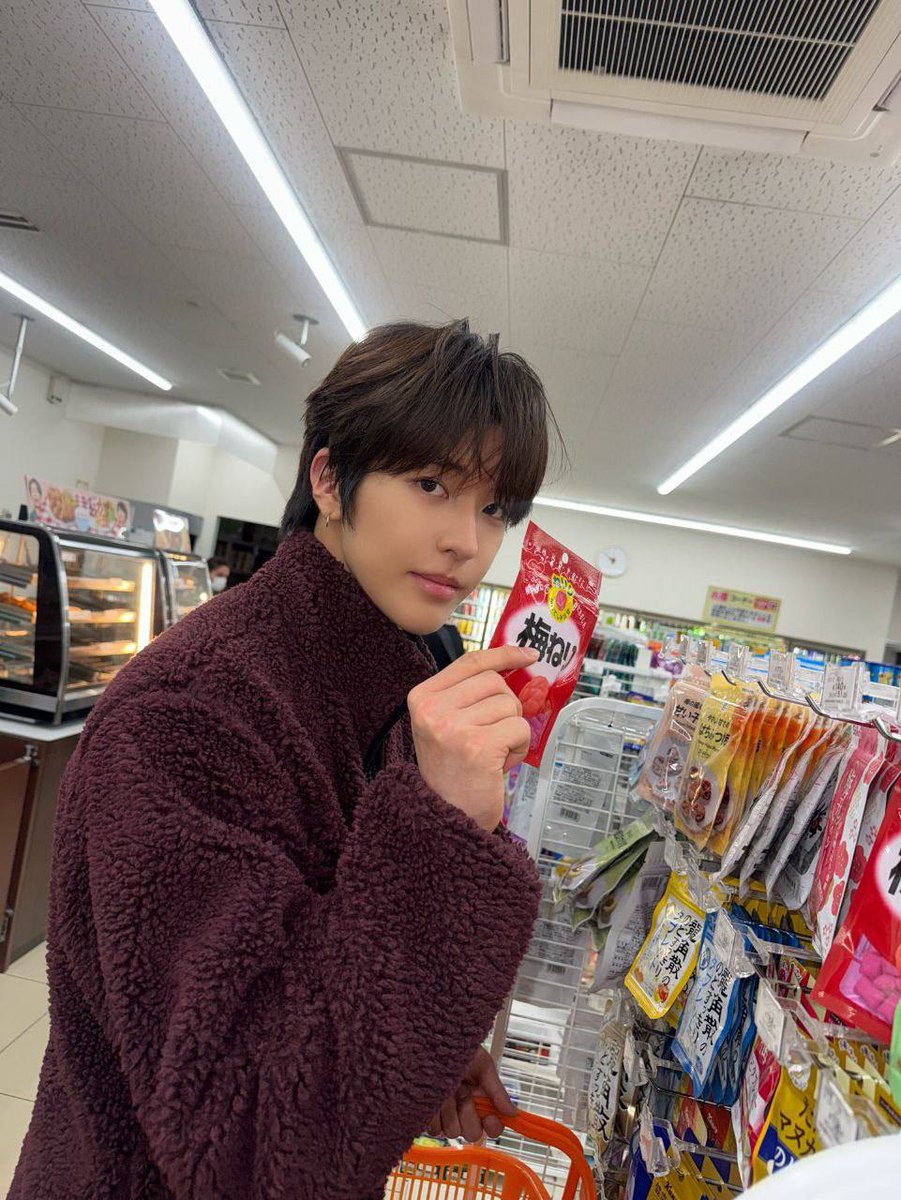 soxngha's tweet photo. bundled up like a bear and wandering around until i find exactly what i’m craving. it’s the little things, honestly. the quiet hum of the refrigerators, the basket getting heavier, and the cozy feeling of being out while the stars are up. https://t.co/sXNvUnuihd