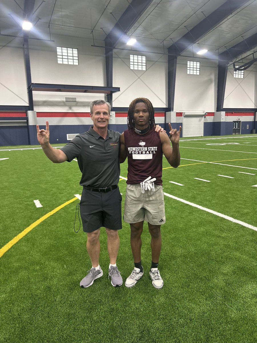 PeterPratt2027's tweet photo. had a great day at the @MSUTexasFB camp. Thank you @MustangDC @CoachWhitaker_ for having me. @EMHS_KNIGHTFB @jeremyBmullins #highschoolfb #football #texas #co2027 https://t.co/KGSVa7FkZb