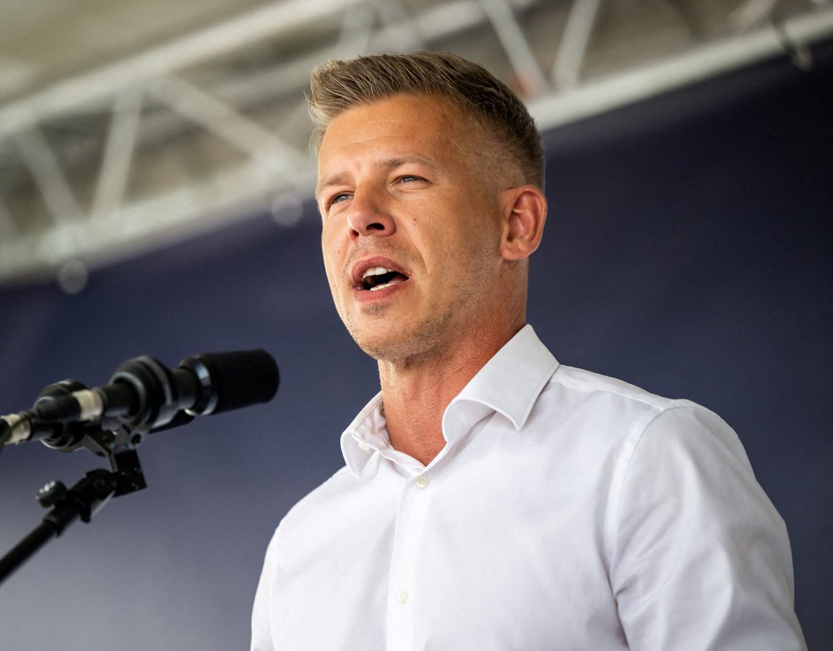 <a href="/biobio/">BioBioChile</a> --Péter Magyar es un conservador de Derecha.
Ver al zurderio en pleno celebrar la victoria de la derecha liberal de Hungría no tiene precio 😂