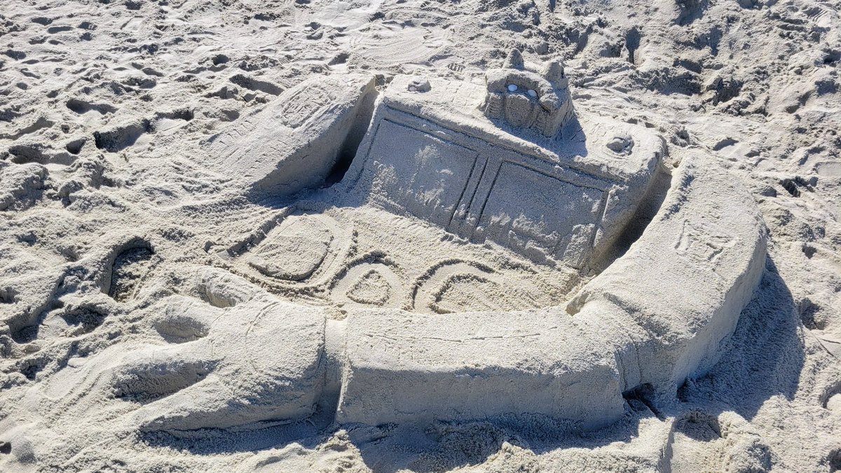 UGDoC074's tweet photo. @Grampa1950 #AutoBot #SandCastles #Beach https://t.co/stFny45gim