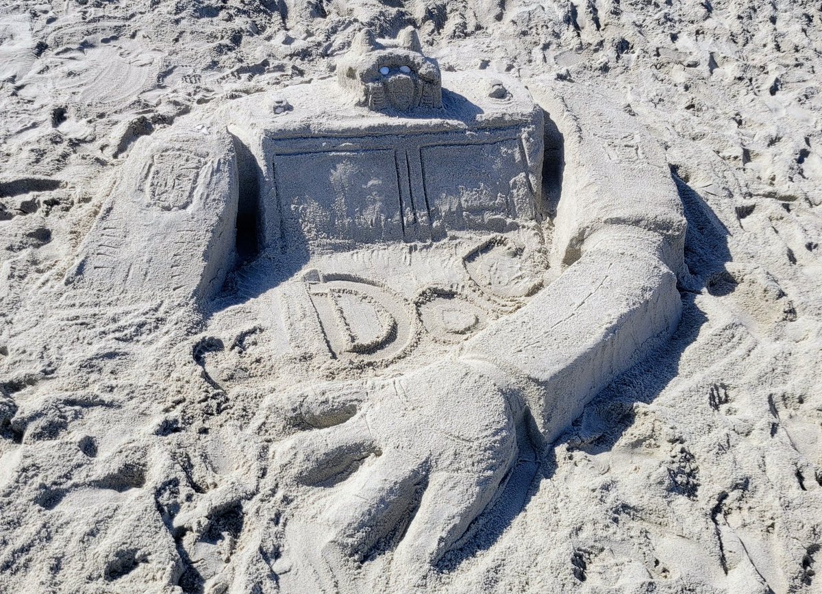 UGDoC074's tweet photo. @Grampa1950 #AutoBot #SandCastles #Beach https://t.co/stFny45gim