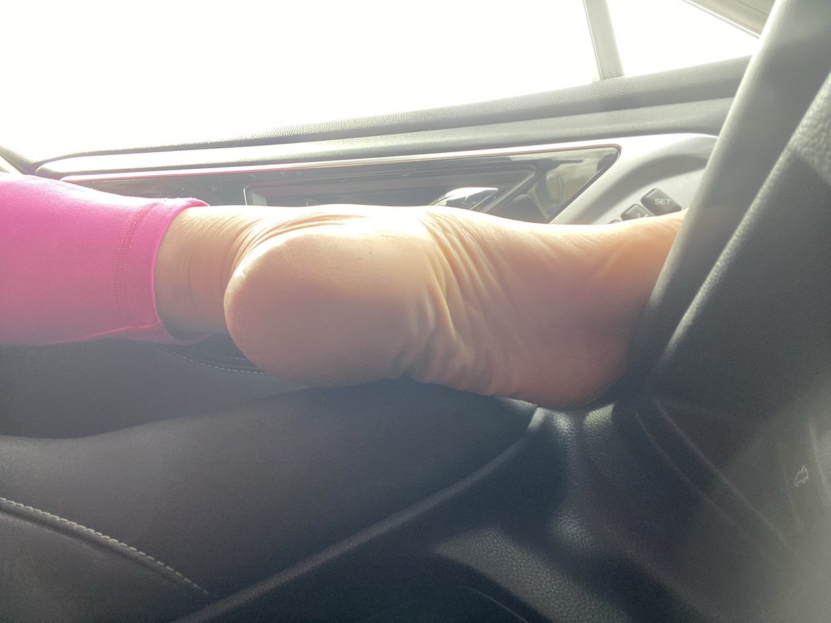 SilverArchLady's tweet image. Road trip and my arches are VERY distracting #arches #feet #higharch #footmodel #soles