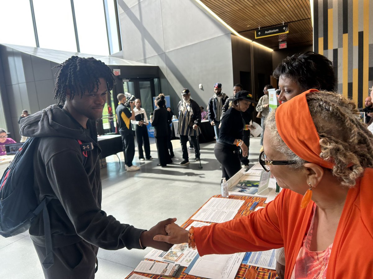 ddstarrr's tweet photo. One of the goals our Interim Superintendent Shawn Joseph has put in place is that we create more internship and career opportunities for our kids—this event takes us in that direction! 
📌@nbcwashington (Melinda Woolbright Coleau, Perkins Broussard, @TraceeWilkins)
📌@employpg https://t.co/NIbhvBHv0T