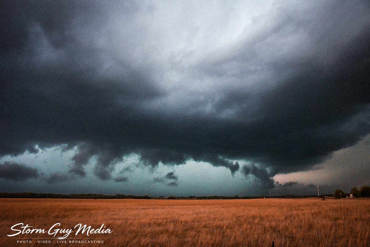 JonTheStormGuy's tweet image. New radar vs the storm 

Pretty Prairie #kansas 

4-11-26

#kswx #wxtwitter