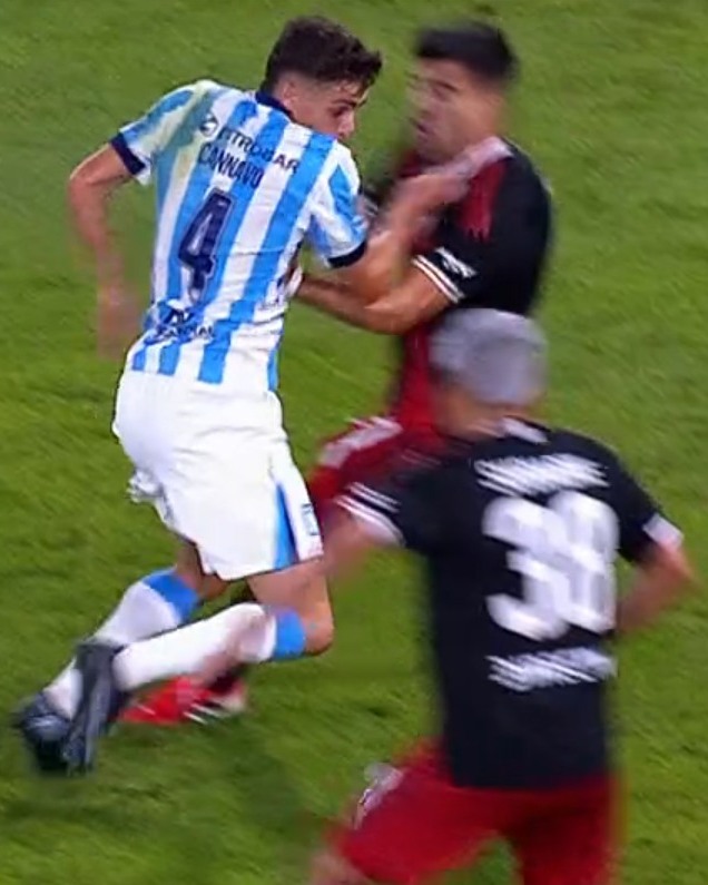 TyCSports's tweet image. En la jugada previa al gol de Facundo Colidio, Cannavo cayó en el área y todo #Racing reclamó.

¿Fue penal de Marcos Acuña sobre el lateral de la Academia? 🤔